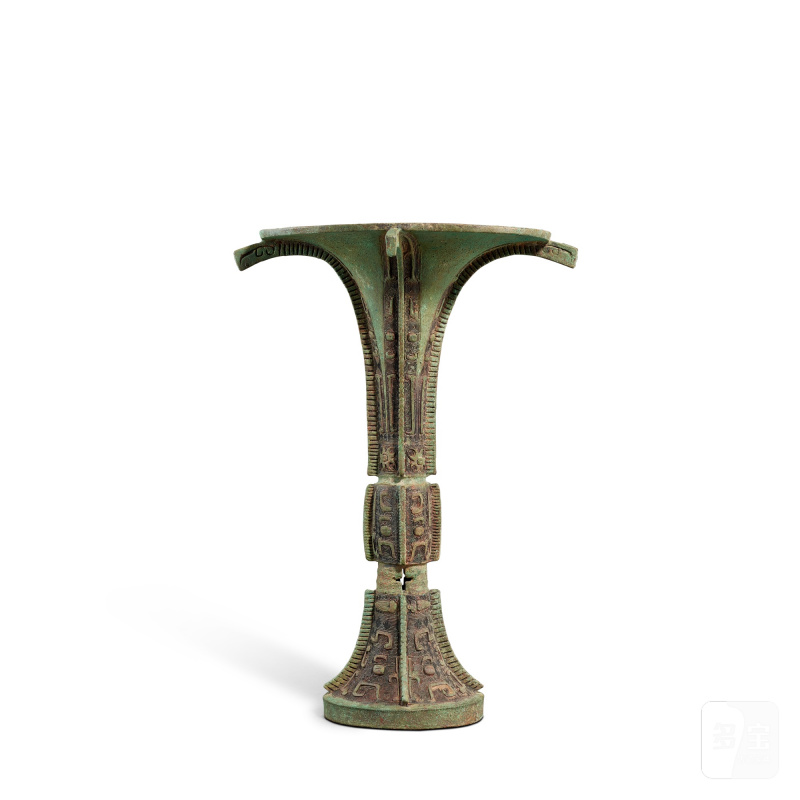 An archaic bronze ritual 'mask' wine vessel, gu, Late Shang dynasty or later | 商晚期或更晚 青铜獸面紋出戟觚